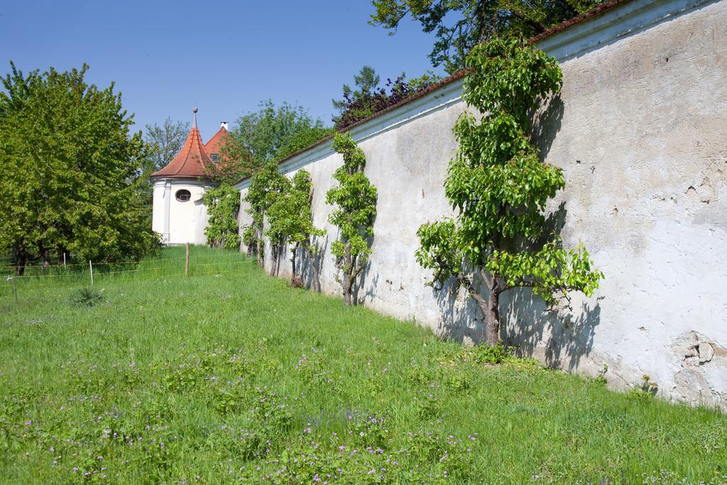 Hotel Kloster Holzen Allmannshofen Exterior photo